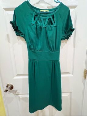 Green Short-Sleeve Women's Dress with Gathered Waist